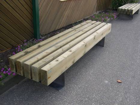 Banquette à lame verticale